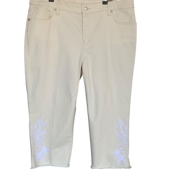Chico's Pants Women's Size 3 Embroidered Floral Girlfriend Capri Perfect Stretch - Picture 1 of 9
